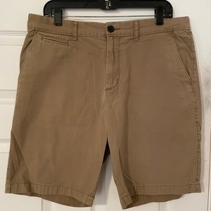 Old Navy Men’s khaki Shorts Size 34 Nice Used Condition
